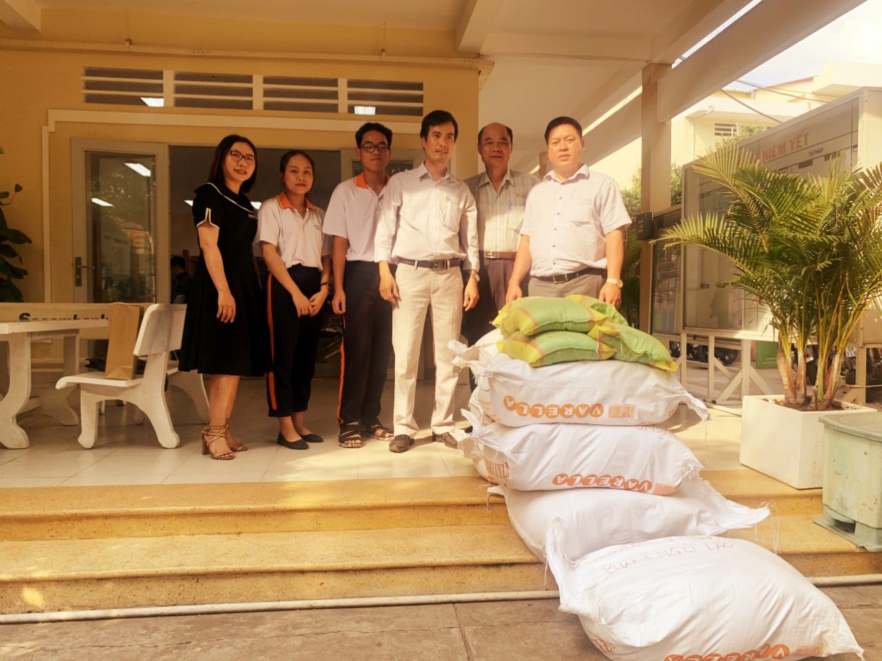 đại diện Trường THCS- THPT Phạm Ngũ Lão cô Vũ Thị Thanh Huyền- GD Điều Hành (đại diện cho HĐQT) và Thầy hiệu trưởng Phạm Xuân Trường kết hợp cùng với Công đoàn trường, và đoàn thanh niên đã tổ chức trao quà cho gia đình nghèo