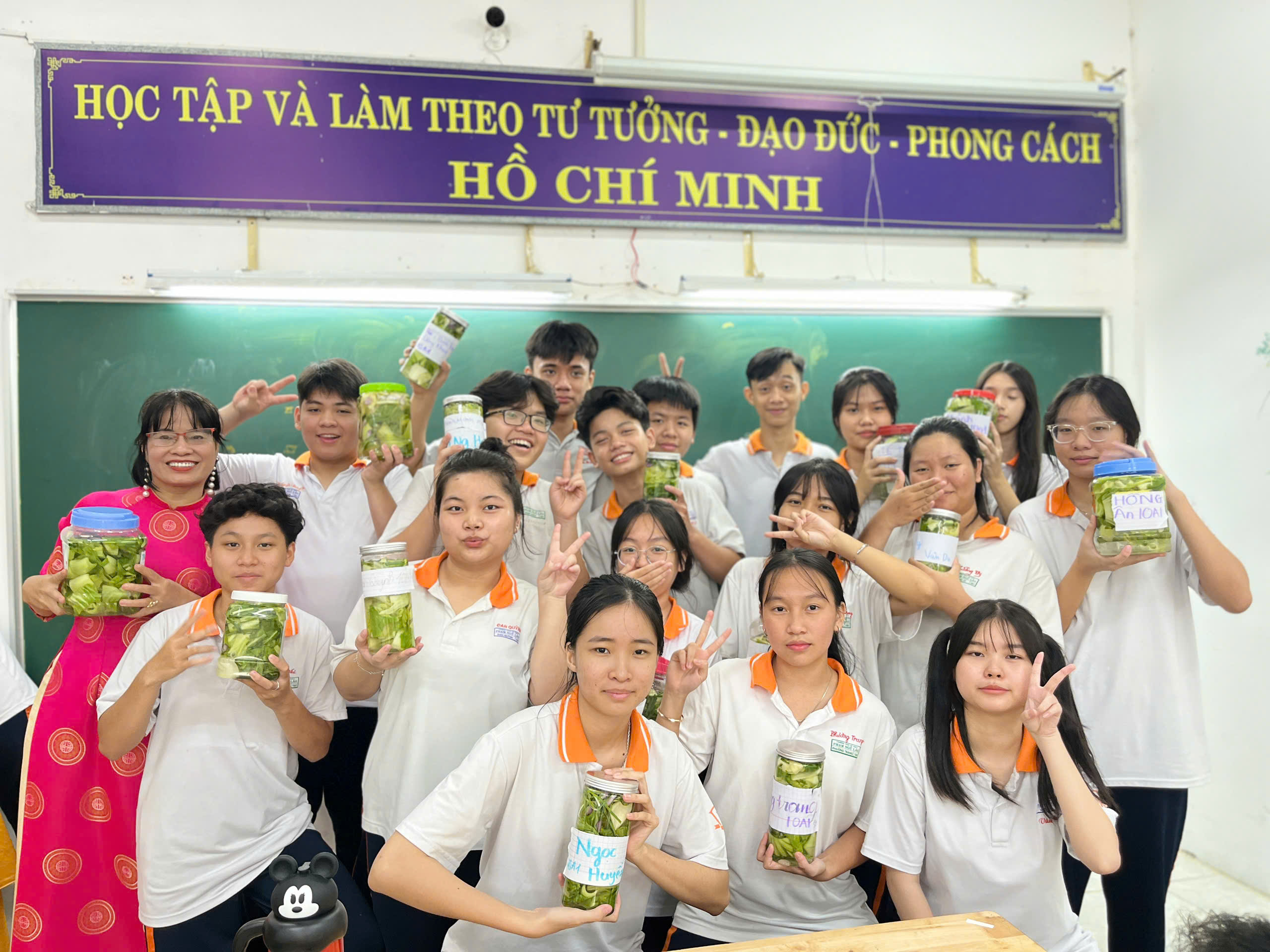 ÁP DỤNG GIÁO DỤC STEM VÀO DẠY HỌC - CHỦ ĐỀ XÂY DỰNG QUY TRÌNH MUỐI CHUA RAU CỦ SINH HỌC 10 THPT