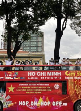 Học tập, trải nghiệm tiếng Anh tham quan Thành phố Hồ Chí Minh bằng xe bus mui trần
