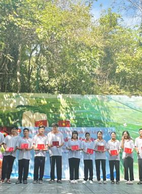 KHOÁ HUẤN LUYỆN KỸ NĂNG HOẠT ĐỘNG TẬP THỂ - KẾT NẠP ĐOÀN VIÊN MỚI NĂM HỌC 2024 -2025