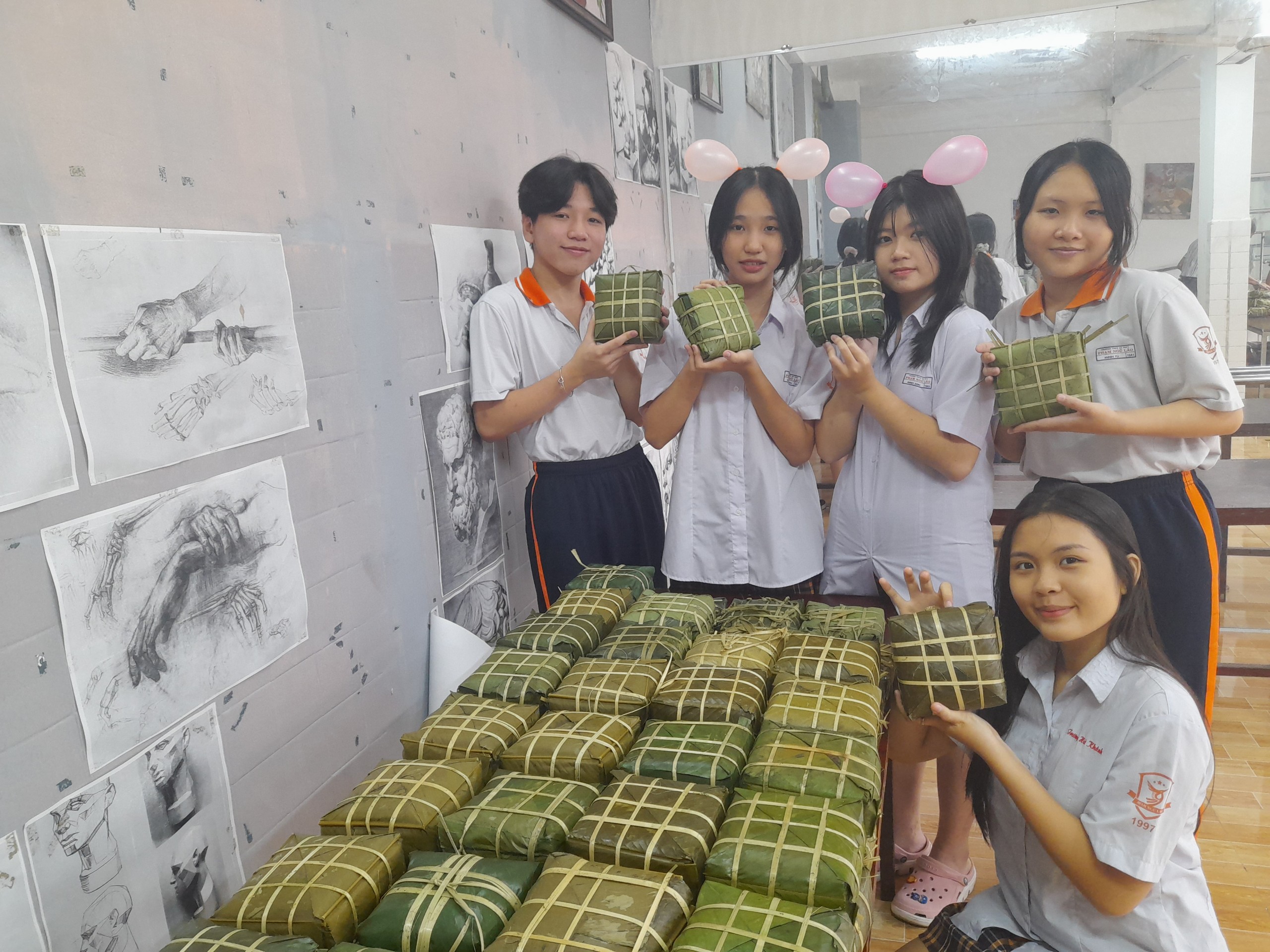 HỌC SINH PHẠM NGŨ LÃO TRẢI NGHIỆM TẾT XƯA VỚI HOẠT ĐỘNG GÓI BÁNH CHƯNG QÚY MÃO 2023