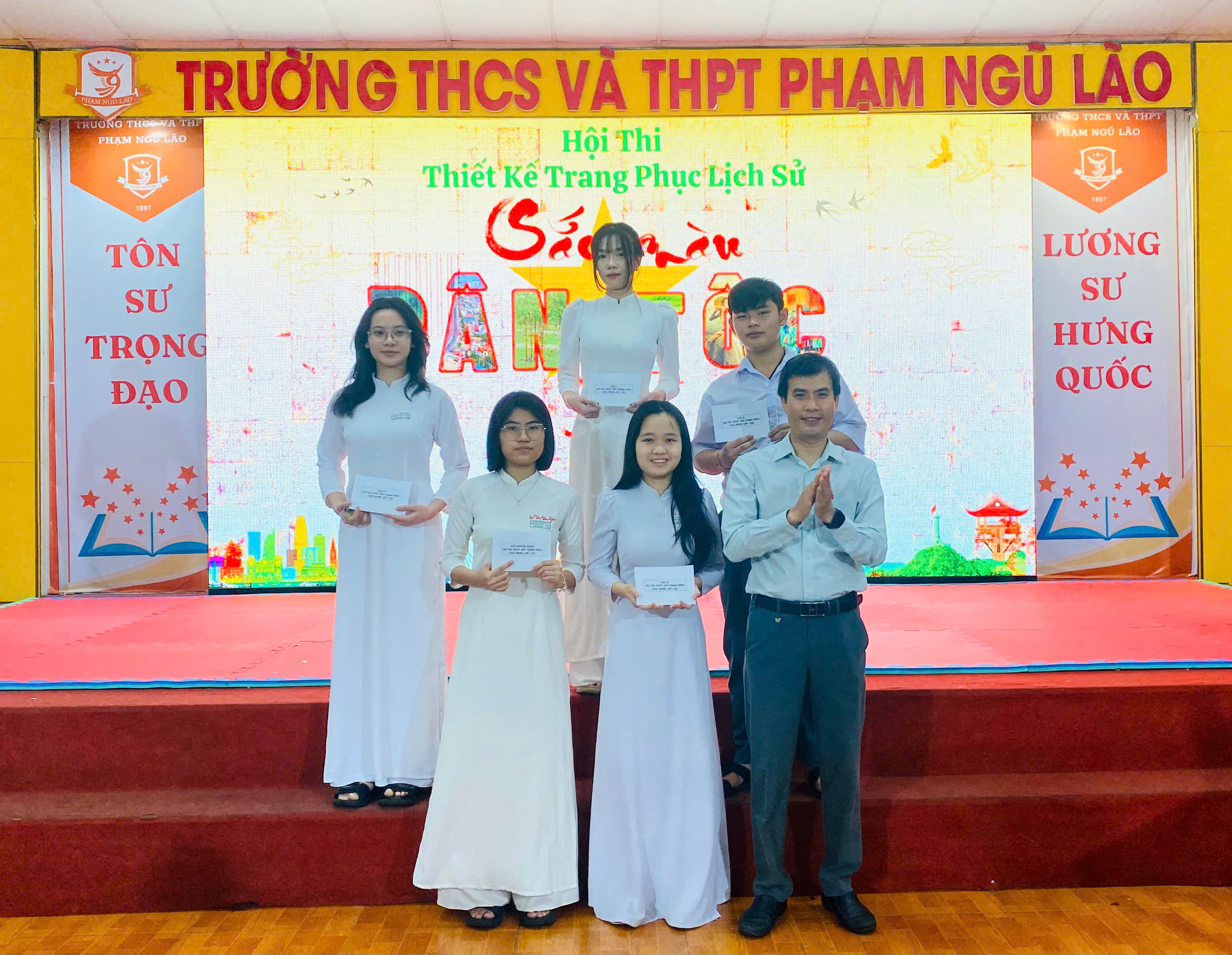 SẮC MÀU DÂN TỘC – HỌC SINH TRƯỜNG PHẠM NGŨ LÃO TỎA SÁNG TRONG CUỘC THI THIẾT KẾ VÀ TRÌNH DIỄN TRANG PHỤC LỊCH 