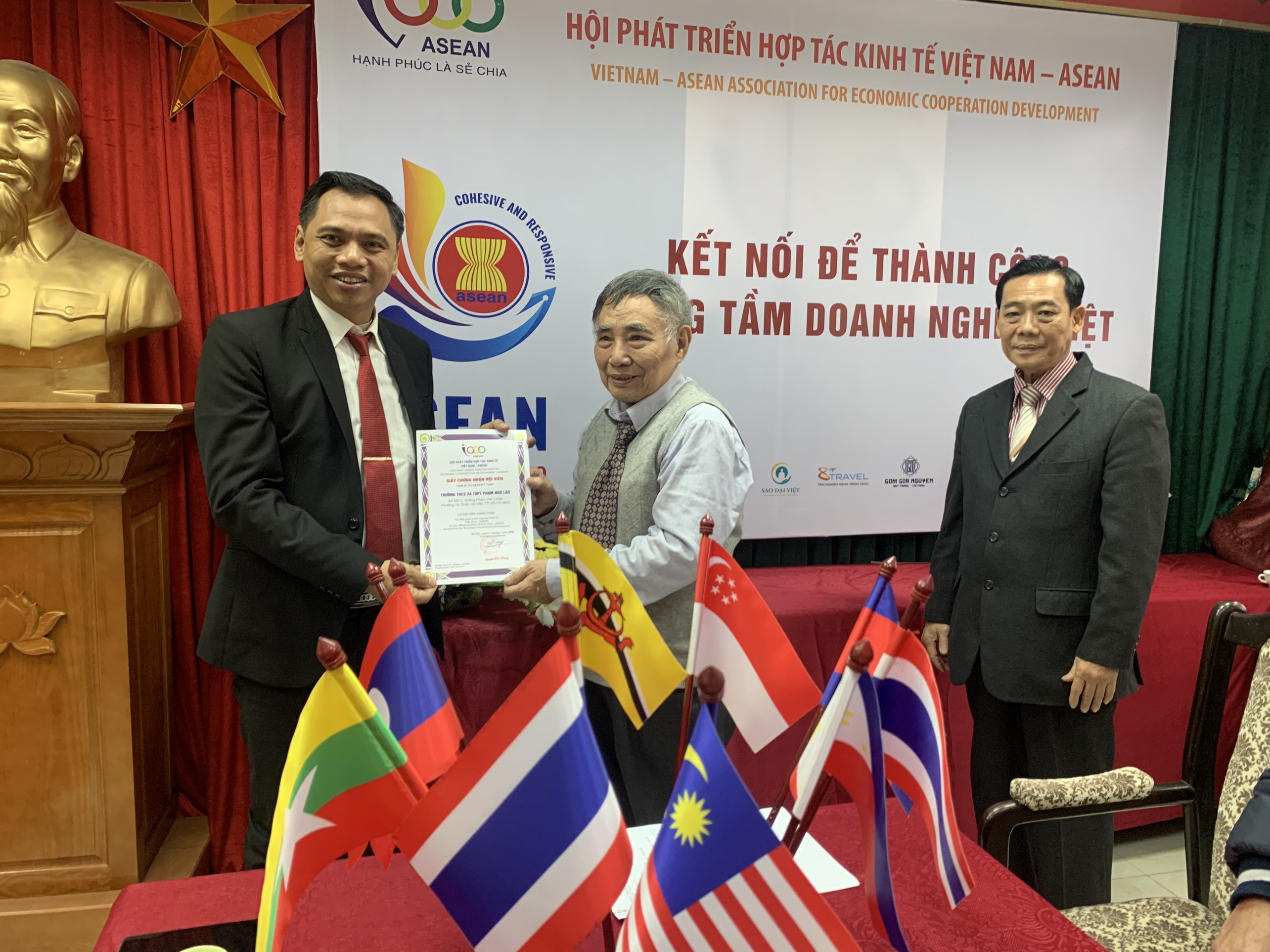 Trường THCS & THPT Phạm Ngũ Lão chính thức trở thành thành viên của Hội Phát triển Hợp tác Kinh tế VIỆT NAM - ASEAN (VASEAN).